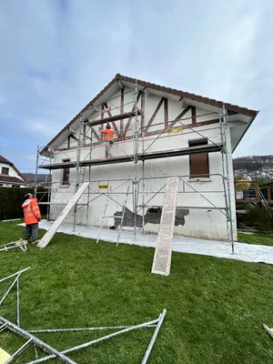 Ravalement de Façade en Enduit Projeté sur Maison à Colombages proche Le Havre