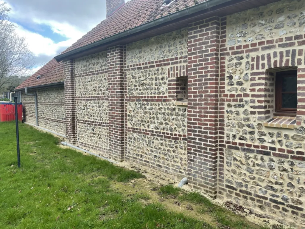 rejointoiement de façade brique et silex sur maison ancienne artisan proche Le Havre 76