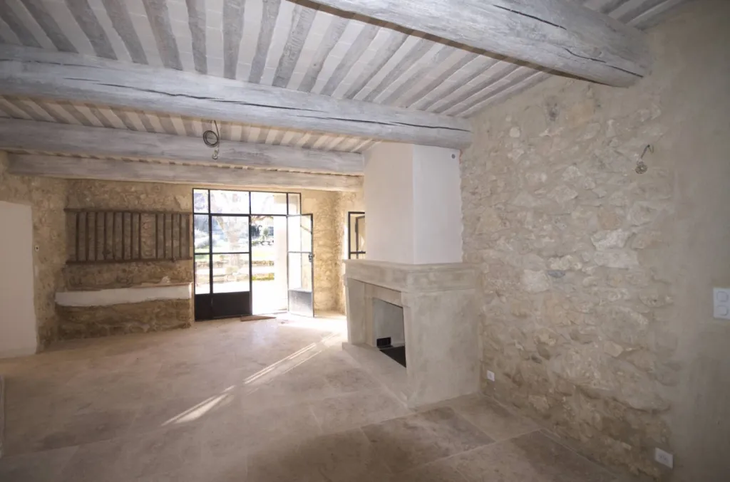 Rénovation salon avec plafond provencal et cheminée 