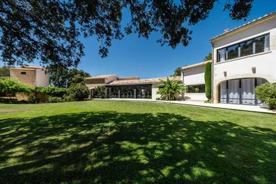 Entre Ventoux et Luberon : à Pernes-les-Fontaines, superbe propriété actuelle sur un domaine privé de 15 hectares, entre bois et jardin paysager.