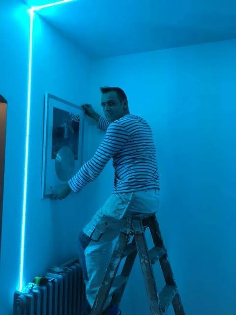 SALLE DES TROPHES DE KENDJI GIRAC EN BETON CIRE TERRE DU MONDE