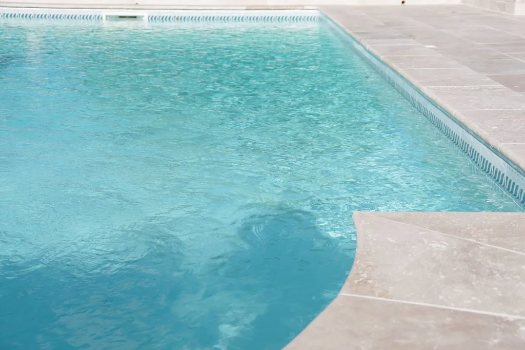 Ou trouver des margelles en travertin beige avec le bord arrondi sur Bordeaux Rive droite ?