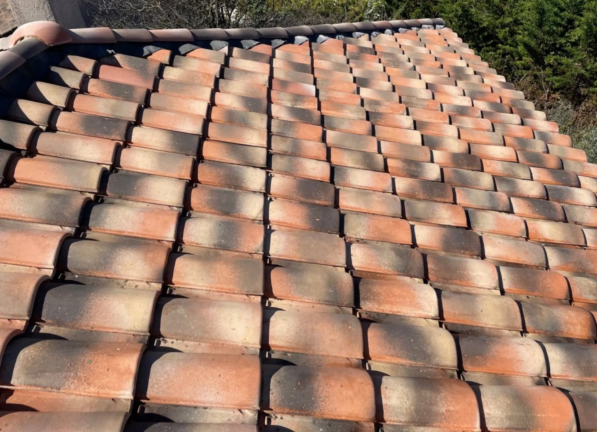 Toiture avec nettoyage de tuile fini sur istres