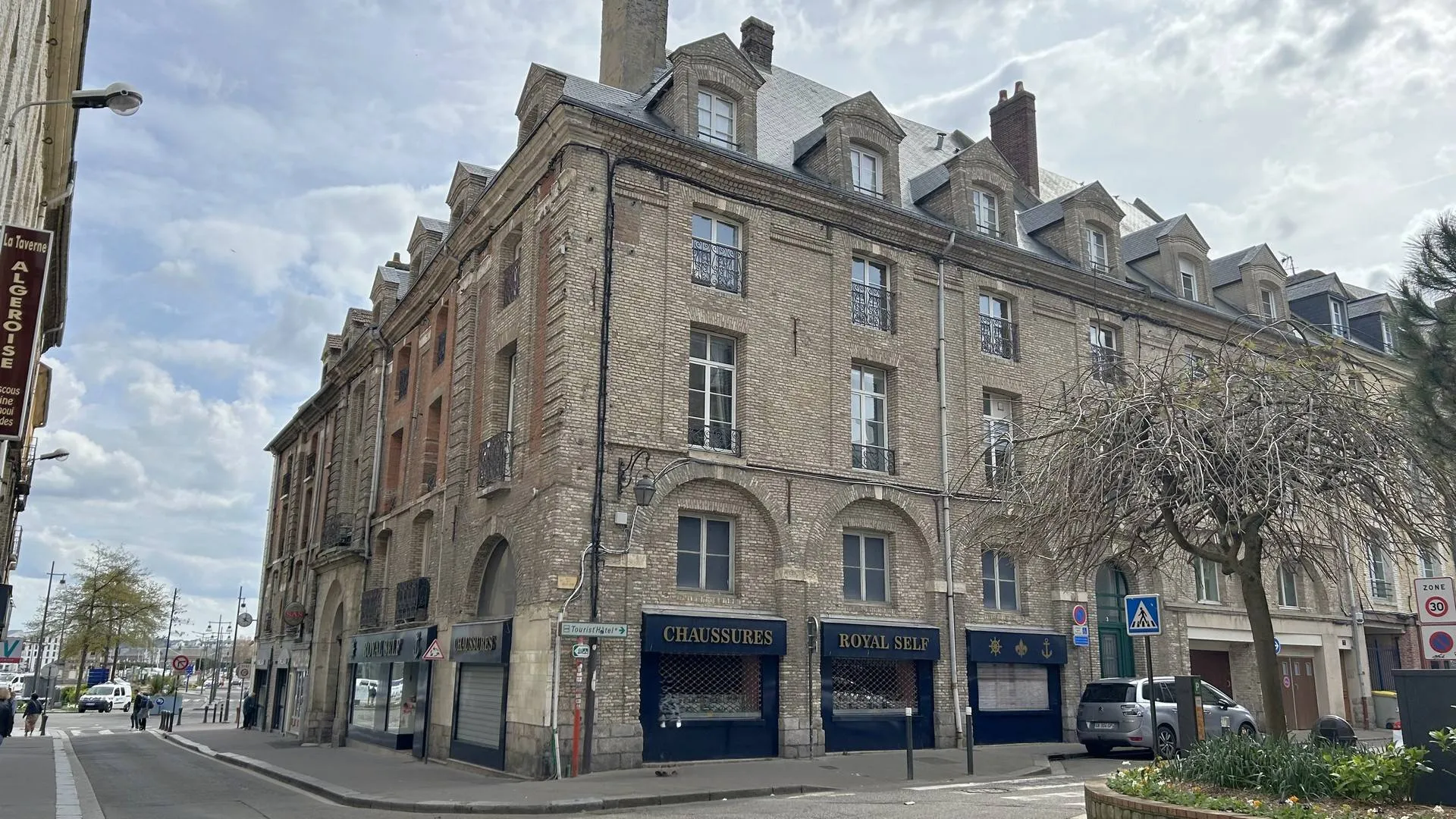 Appartement T4 dans un immeuble avec ascenseur, rénové, entre la plage et le port de DIEPPE (76) en Normandie