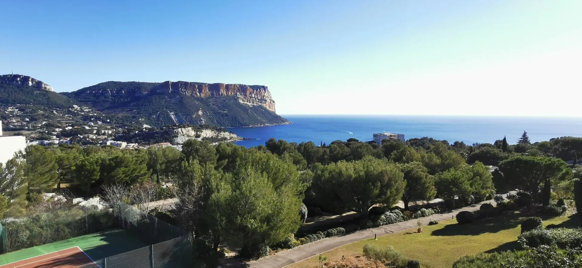 Cassis - T3 avec terrasse vue mer et parking privé dans résidence sécurisée avec piscine et tennis   
