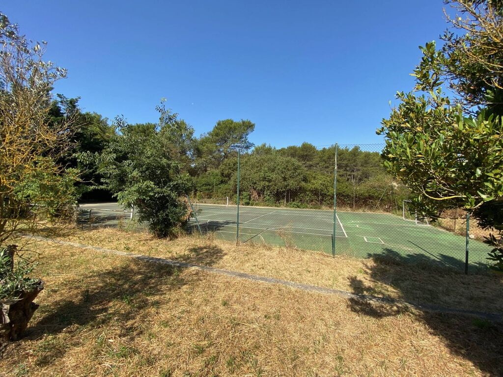 PROPRIÉTÉ  Roquefort la Bédoule avec 2 dépendances, garage double, piscine, terrain de tennis