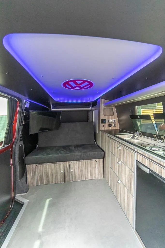 VW T6 Long aménagé sur-mesure à Marseille : van à plafond LED programmable pour les nuits méditerranéennes