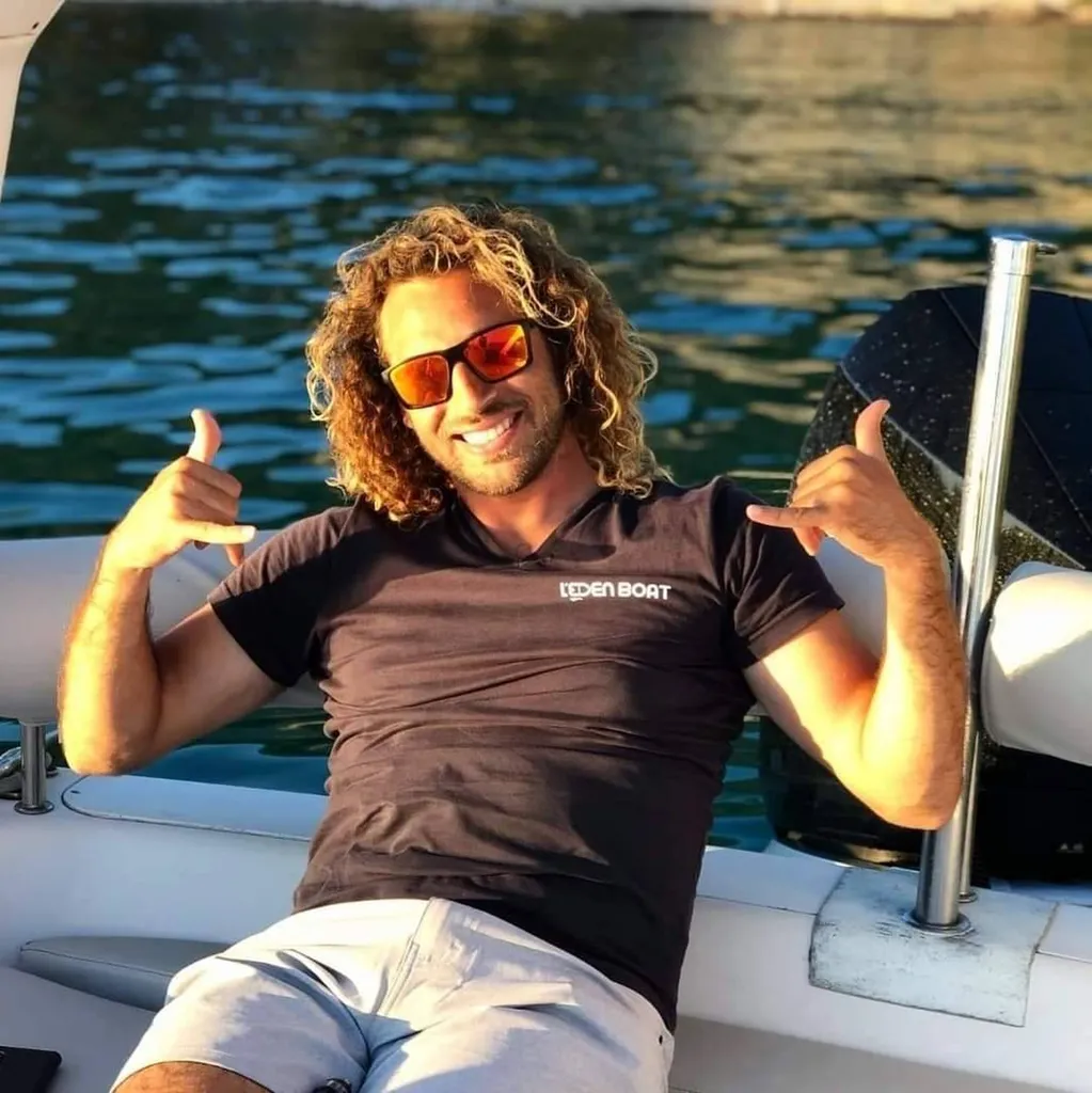 L'Eden Boat and the skipper in the Calanques