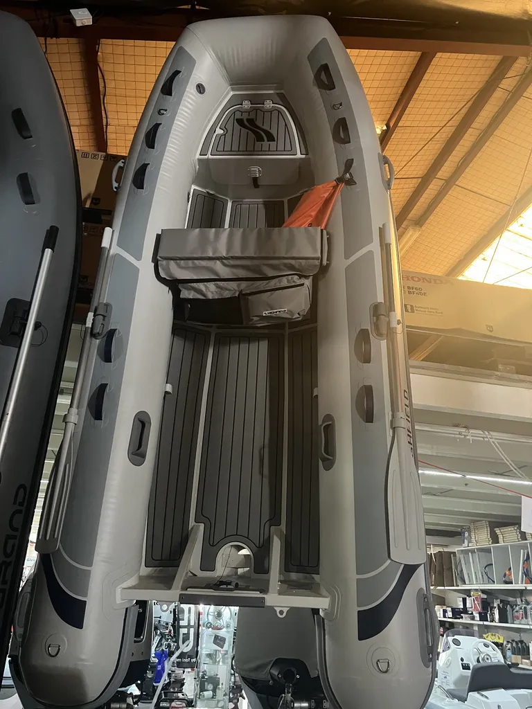 Vente d'une annexe Highfield Classic 380 en PVC d'occasion équipé d'un moteur Honda BF30 disponible à La Londe les Maures près de Hyères