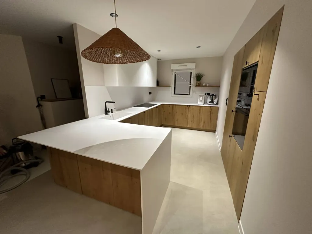 Fabrication et pose d'un plan de travail, évier et crédence en CORIAN dans une cuisine à Saint Médard en Jalles (33160)