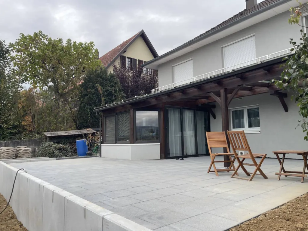Création d’une terrasse en dalles pour une maison