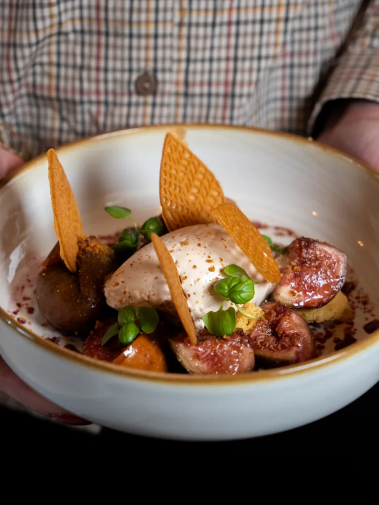 Figues pochées au vin rouge et aux épices, glace pain d’épice