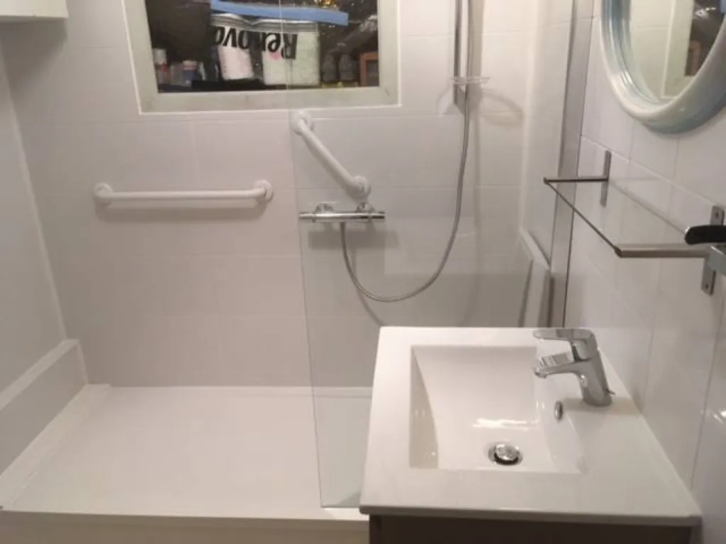 Ma Prime Adapt douche à Cannes dans les Alpes Maritimes (06) PACA sud ? : Qui y est éligible et pour quel type de travaux ?