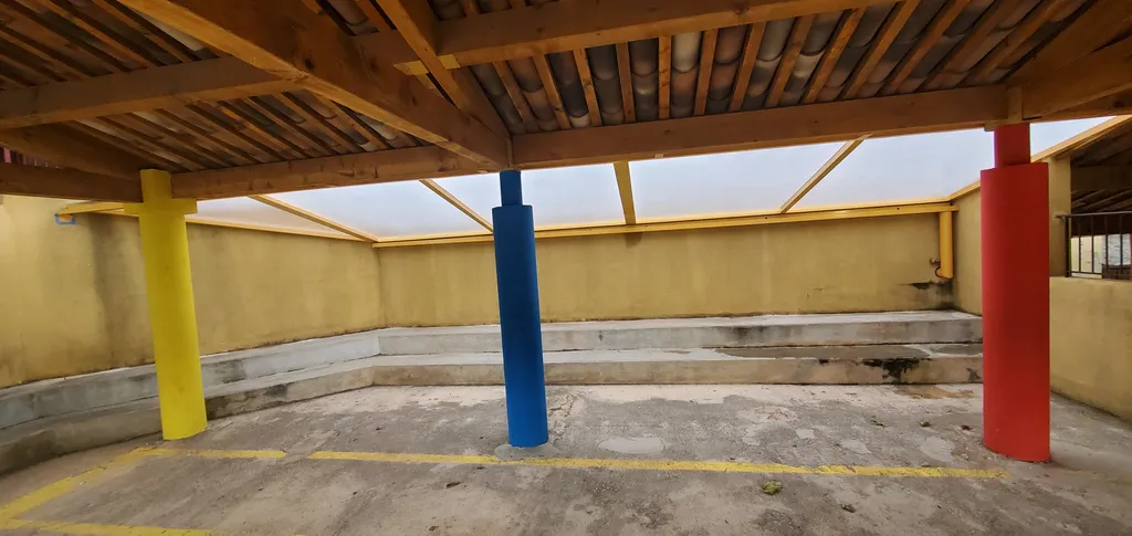 Fabrication et pose d'un préau avec structure métallique et habillage en plaque polycarbonate transparente type Makrolon dans une école sur la commune du Revest les eaux 