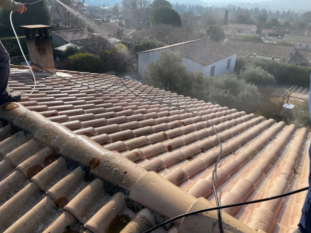 Nettoyage et traitement des tuiles mécaniques d’une toiture de maison sur Martigues