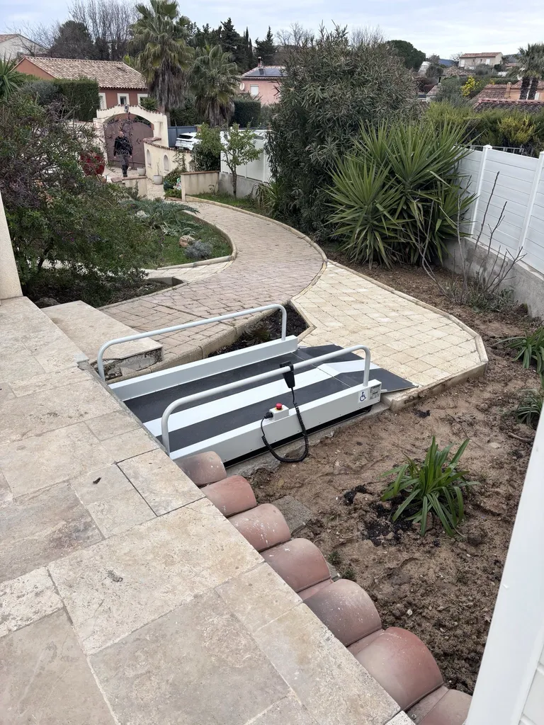 Bravo aux parents pour cette parfaite intégration de cette plateforme Lehner Liftboy2 dans ce jardin à Fréjus