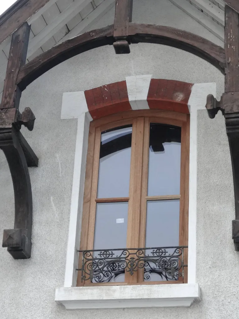 Pose en dépose totale de fenêtre bois exotique en forme à Villefranche-sur-Saône