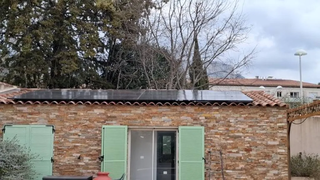 Devis sur mesure pour l'installation de vos panneaux solaires pour chauffer l'eau de votre piscine dès 6 490€ 