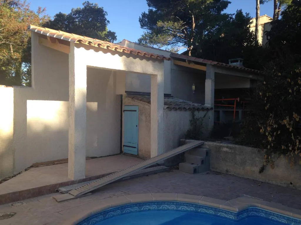 Construction d'un abri de jardin dans une villa à Salon de Pce