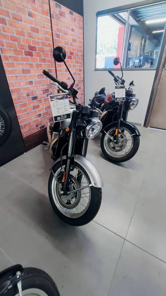 DÉSTOCKAGE Moto Neuve BSA goldstar 650 zero kilomètre déjà immatriculé