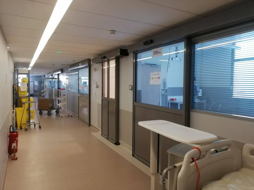 Installation d'éclairages dans un service de réanimation à Lyon