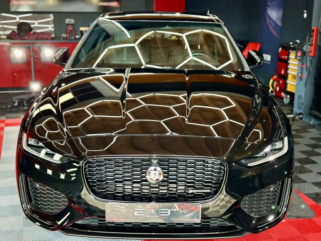 spécialiste du traitement céramique du Lyon et sa région . protection carrosserie Jaguar XE