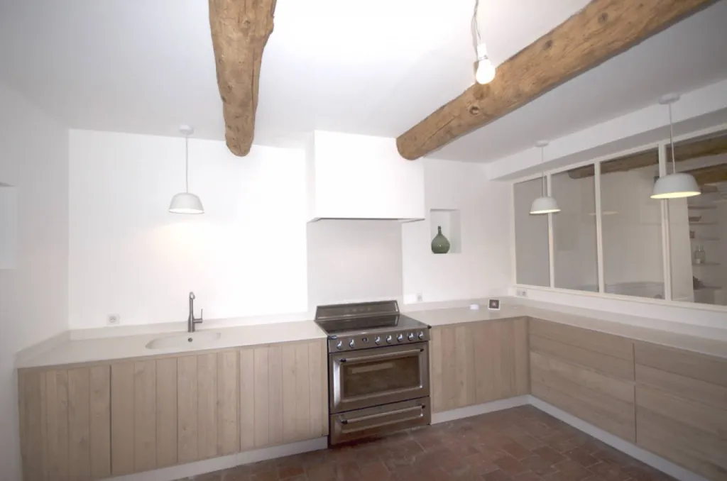 Cuisine sur mesure en chêne et silestone