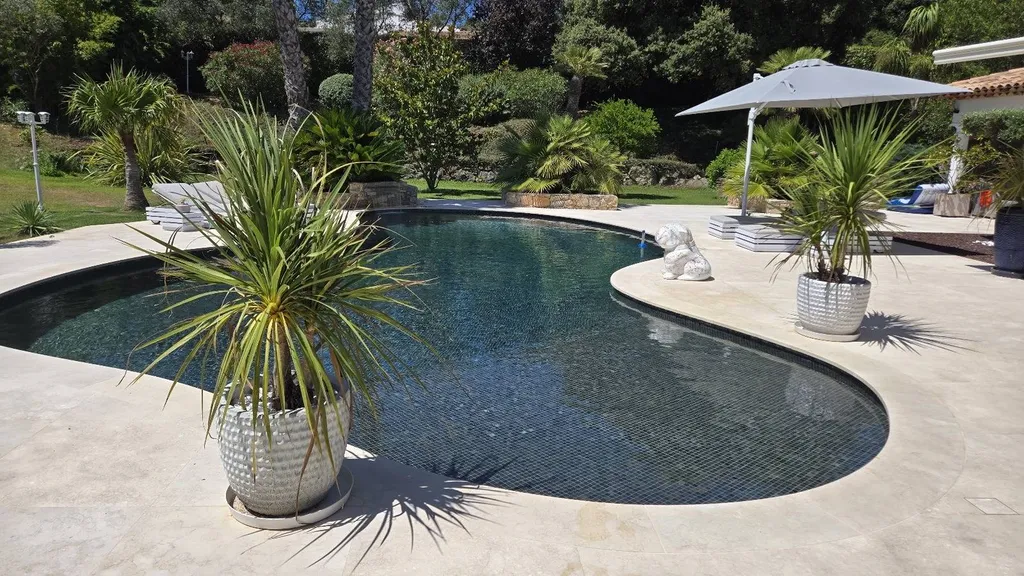 Piscine foncée