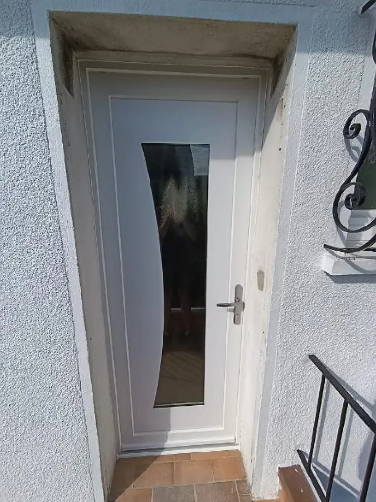 Pose d'une porte d’entrée en PVC Excellence modèle K36 avec vitrage feuilleté et renfort PUR à Chevigny-Saint-Sauveur
