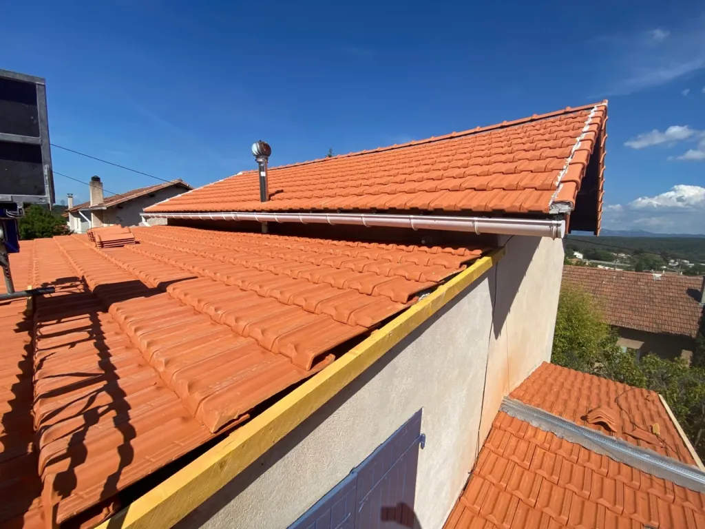 Changement d’une toiture tuiles plates de Marseille sur Gréasque près de Aix en Provence