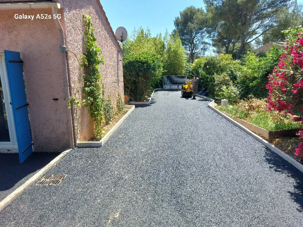 réfection d'une allée de propriété en enrobé de bitume noir sur la commune de Château neuf le rouge dans les Bouches-du-Rhône 