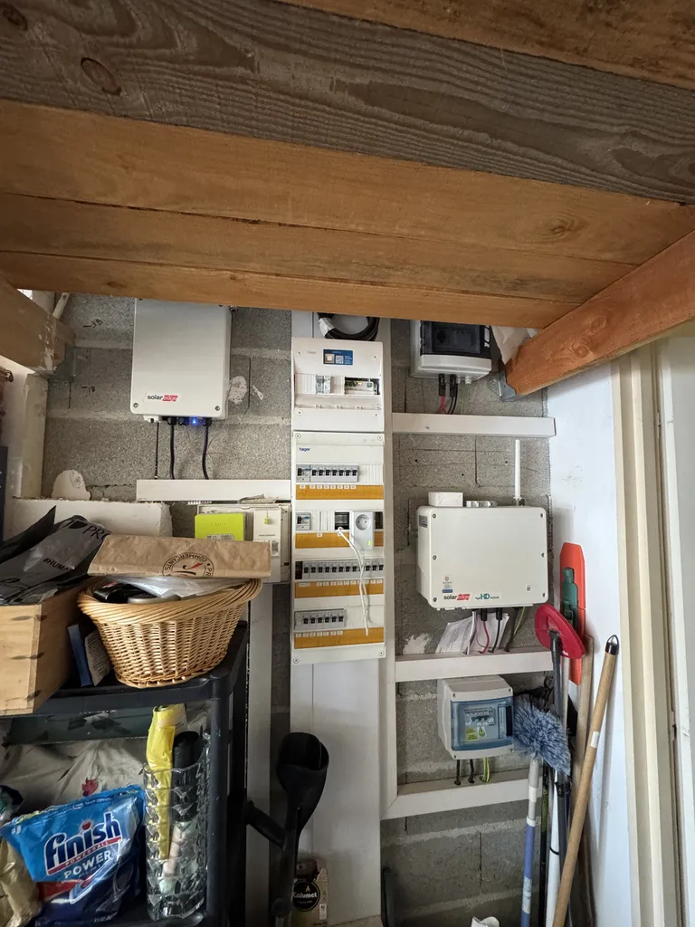 Technicien ECSR intervenant pour changer un module photovoltaïque brisé par la grêle à Izon (33450)