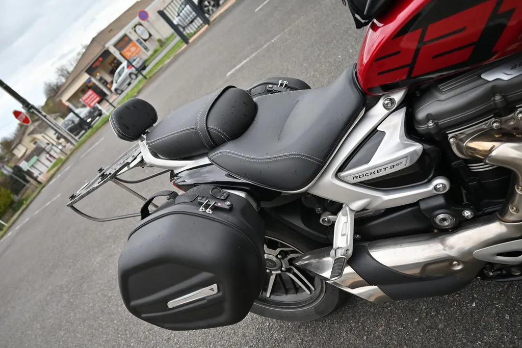 Selle moto sur mesure : confort passager optimisé et assise élargie près de Libourne