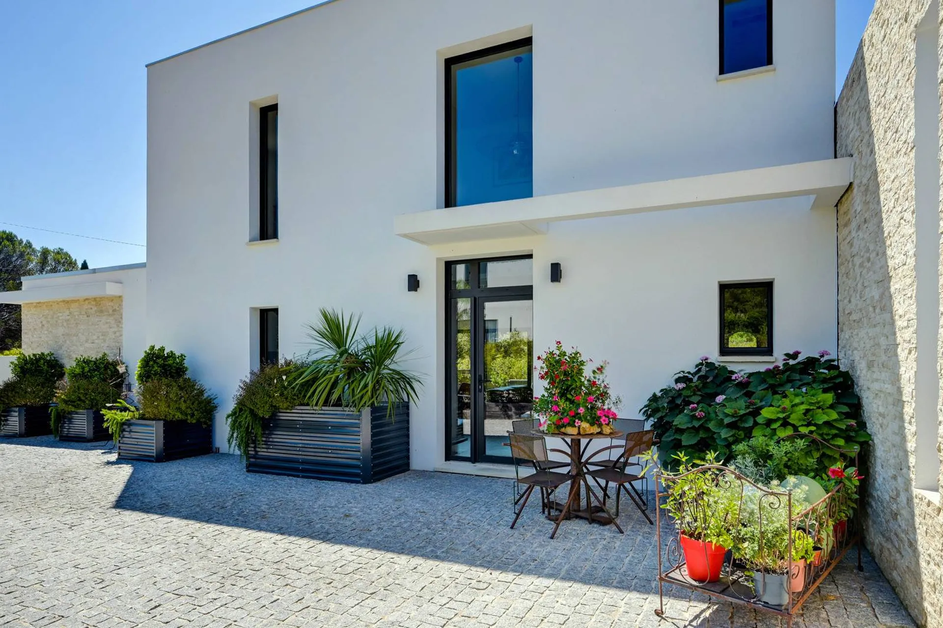 Construction d'une maison contemporaine en toiture terrasse sur la commune de Lambesc dans les Bouches du Rhône