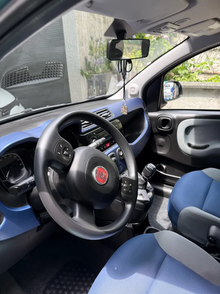 Nettoyage professionnel intérieur et extérieur d’une Fiat Panda à Saint-Etienne , combinant techniques de detailing et finitions esthétiques haut de gamme.
