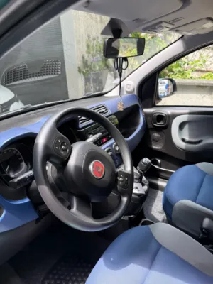 Nettoyage professionnel intérieur et extérieur d’une Fiat Panda à Saint-Etienne , combinant techniques de detailing et finitions esthétiques haut de gamme.