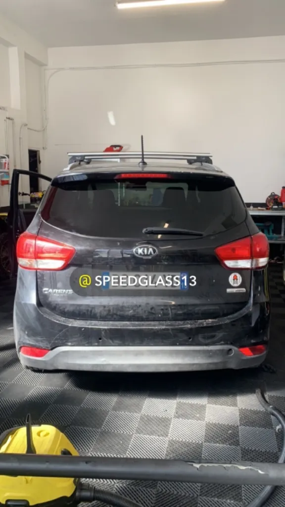 Remplacement de lunette arrière teintée avec franchise offerte sur Kia Carens à Marseille