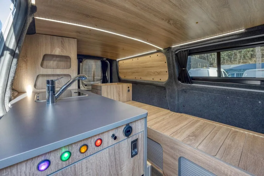 Ford Transit Custom Long aménagé sur-mesure à Grenoble : un van familial équipé pour la montagne iséroise