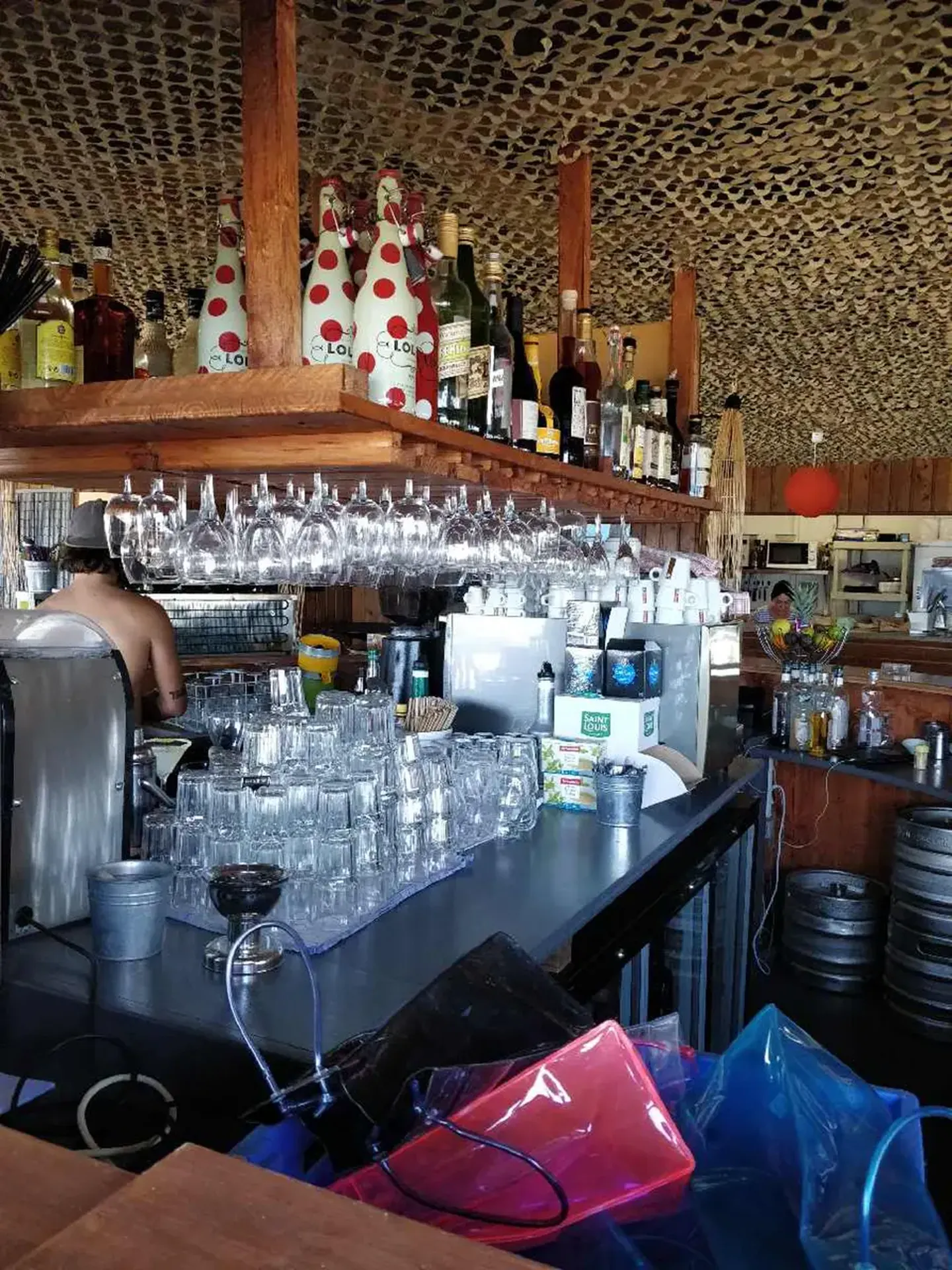 Agencement sur mesure de bar convivial à Leucate pour espace unique et accueillant