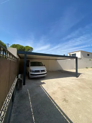 Fabrication et installation de carport en aluminium sur mesure dans le Sud-Est : l’élégance au service de la protection de vos véhicules