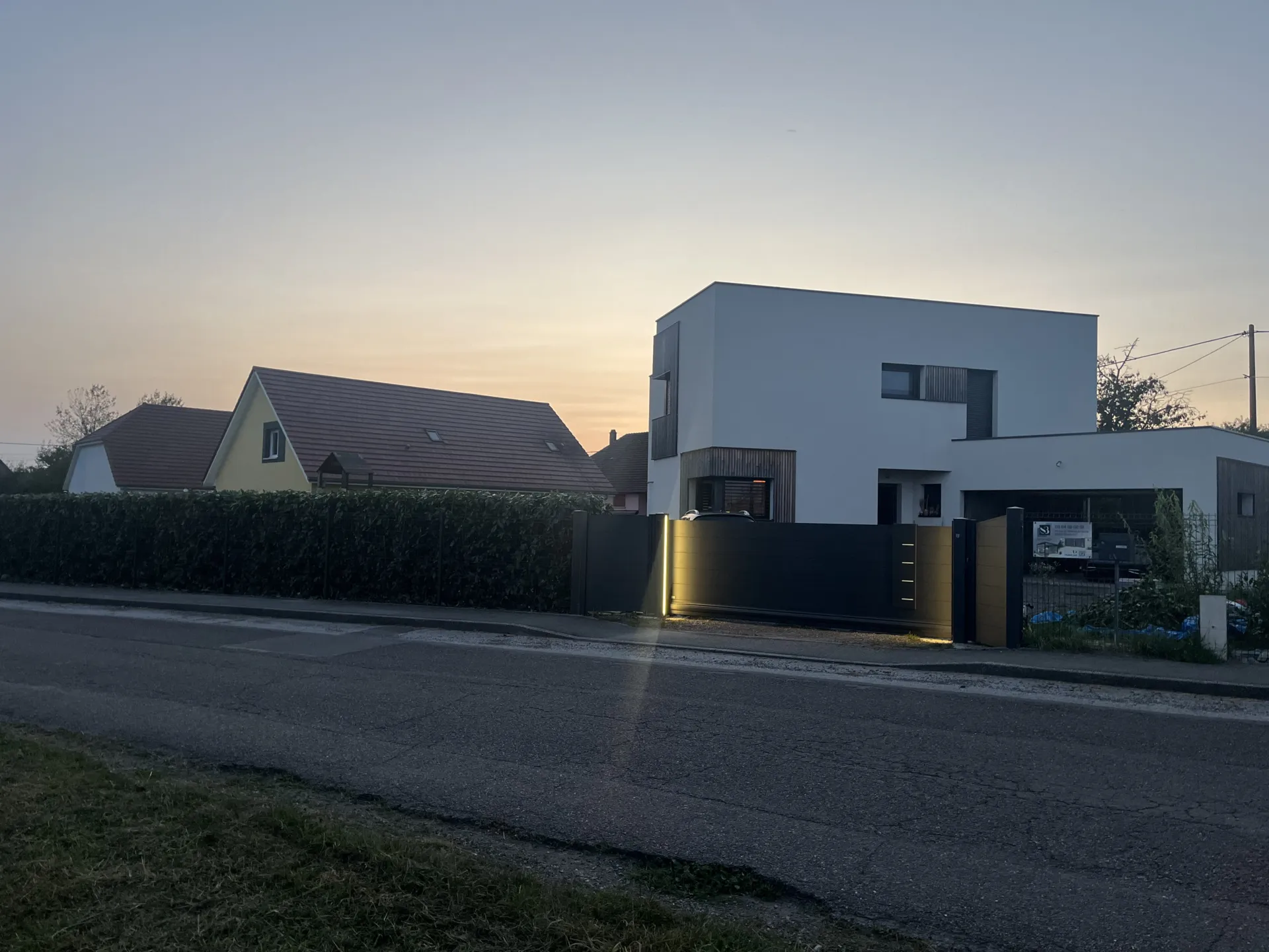 Réalisation d’un portail en alu coulissant autoporté noir sablé de 5m x 1,50m à Lachapelle sous Chaux près de Belfort