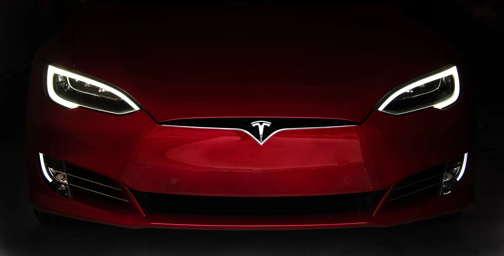 Protection carrosserie colorée pour Tesla et véhicules électriques haut de gamme à Carnoux-en-Provence : personnalisation esthétique et protection longue durée