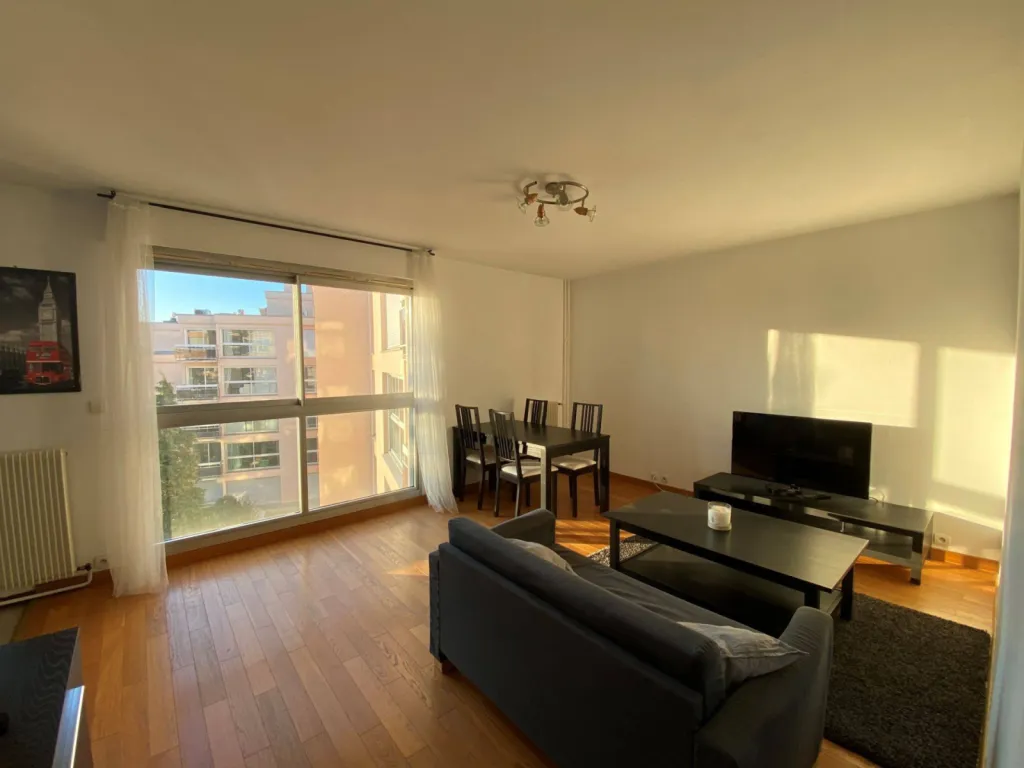 Beau séjour lumineux et confortable