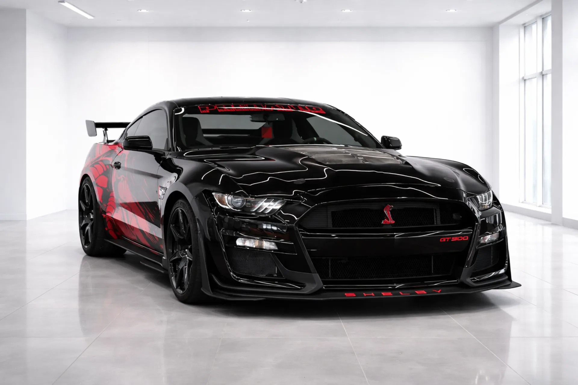 Ford Mustang Shelby GT500 noire en showroom automobile à Bordeaux