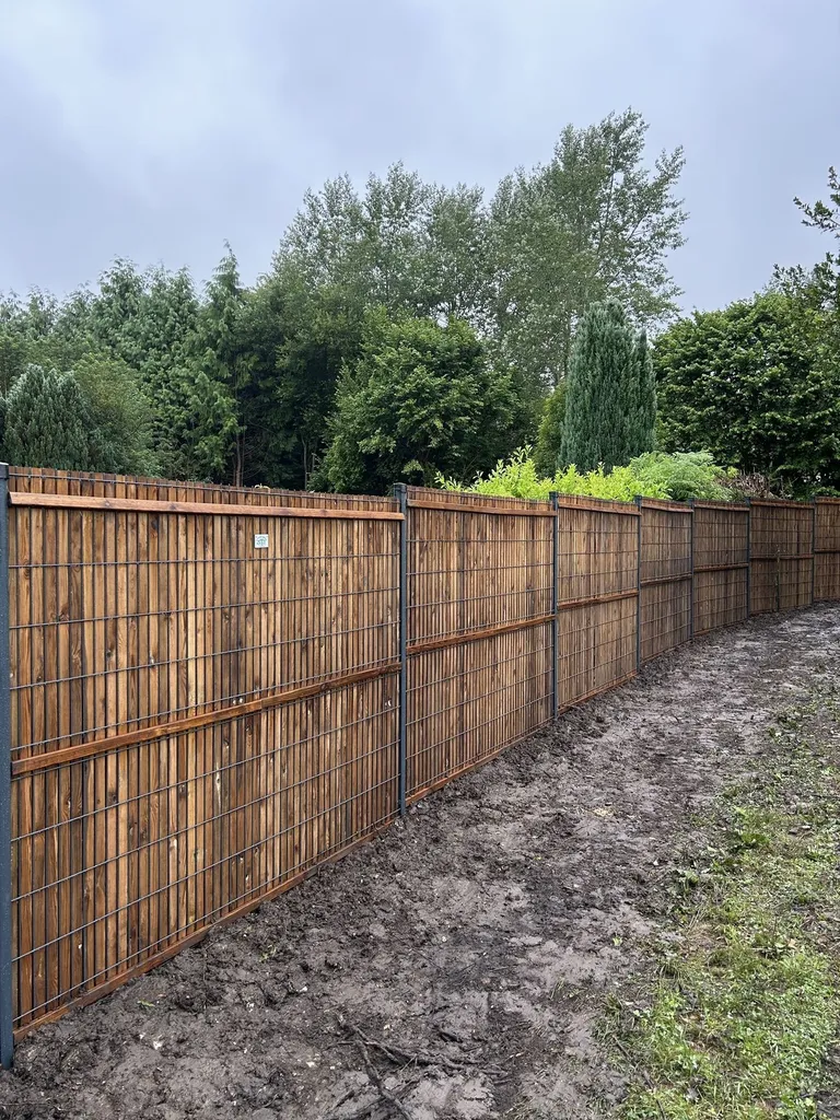 Installation de Clôture occultante mixte acier et bois, lames en bois et Poteaux métalliques à Lieurey dans l'Eure 27 et ses Alentours