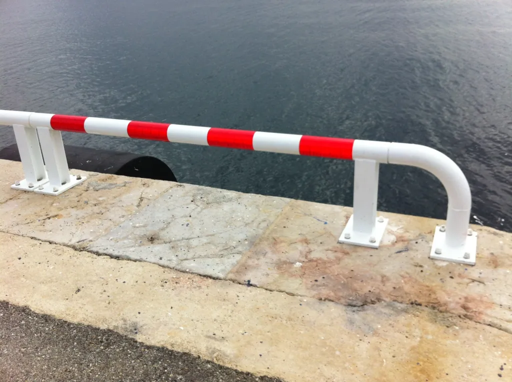 FABRICATION ET POSE BARRIERES DE SECURITE POUR  BORD DE QUAI MARSEILLE