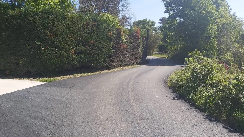 Réfection d'un chemin de copropriété en enrobé de bitume sur Saint Maximin la sainte baume dans le Var