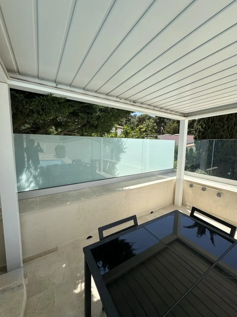 Mise en place de garde corps Kostum Vitrée sur Ensues la Redonne