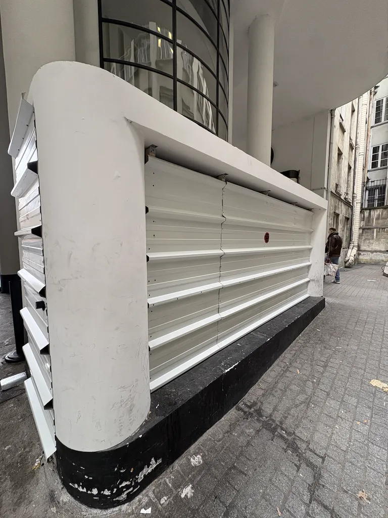 Pose d’une palissade d’occultation en bardage tôle nervurée 6x2 m pour sécuriser chantier à Paris 8e Madeleine