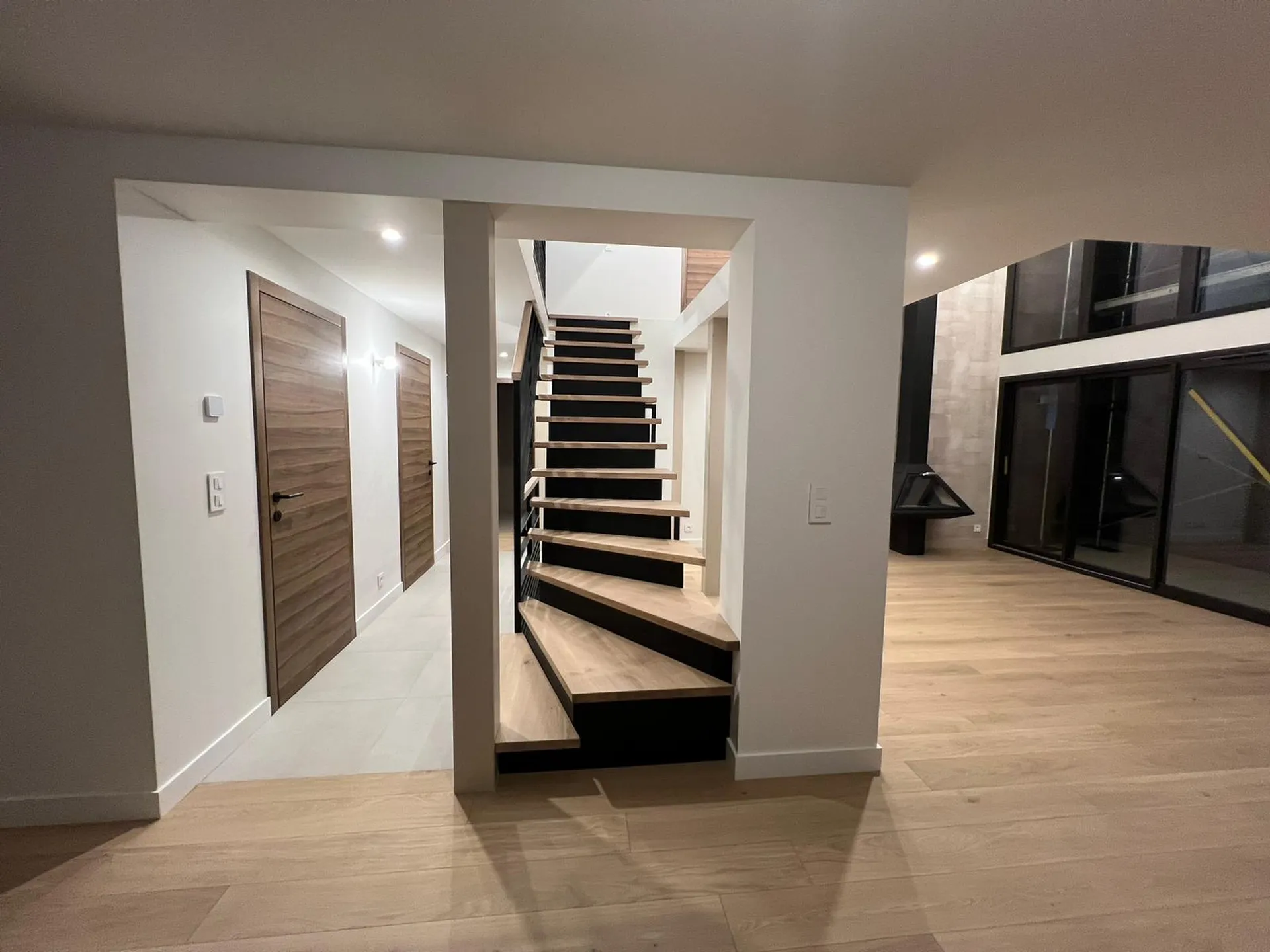 Escalier avec garde-corps en métal et garde-corps en verre à l’étage sur mesure à Annecy en Savoie